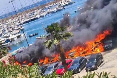 VÍDEO | La traca més cara: els autors d'encendre-la acaben detinguts després de cremar-se 34 vehicles a Xàbia
