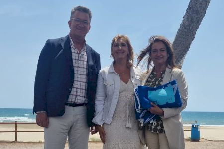 Benicàssim recoge las cinco banderas azules que ondearán en sus playas este verano como garantes de calidad, accesibilidad y sostenibilidad
