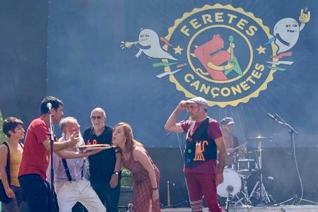 Más de 2.000 personas participan en el Festival infantil Feretes de Catarroja