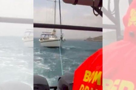 VIDEO | Rescatan un velero con dos tripulantes a bordo frente a Oropesa del Mar