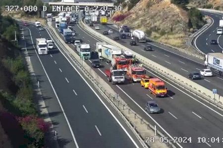 Un accident entre dos camions col·lapsa el bypass de València