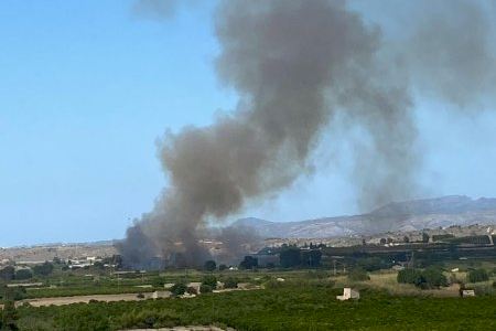 Medios aéreos y terrestres luchan contra un incendio forestal en Xàtiva