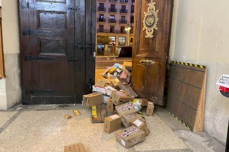VÍDEO | 3.000 euros de multa als hostalers que van llançar menjar podrit contra l'Ajuntament d'Alcoi