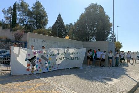 Prop de 1.000 alumnes de l'institut, col·legi i escola infantil d'Almenara formen una cadena humana per la pau