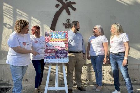 Turismo viste de ganchillo la Plaza del Carmen de Orihuela con motivo del Día Mundial de Tejer en Público