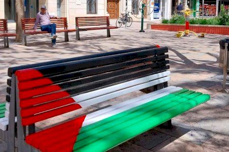 Un municipio de Valencia pinta un banco con los colores de la bandera de Palestina