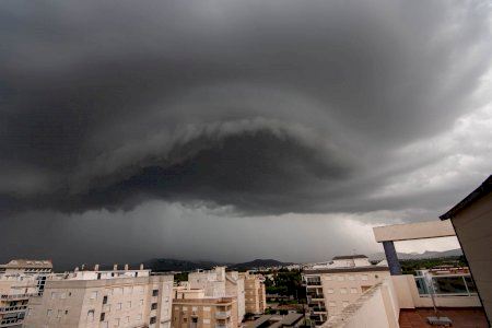 Una DANA irrumpirá este fin de semana en la Comunitat Valenciana en forma de tormentas y lluvia de sangre a las puertas del verano