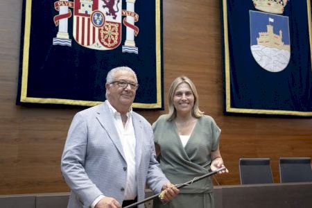 Marta Barrachina respalda a Rafael Albert en su toma de posesión como nuevo alcalde del Ayuntamiento de Oropesa del Mar