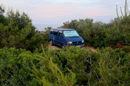 Críticas por la saturación de caravanas y la suciedad en las calas de entrada a la Serra d’Irta