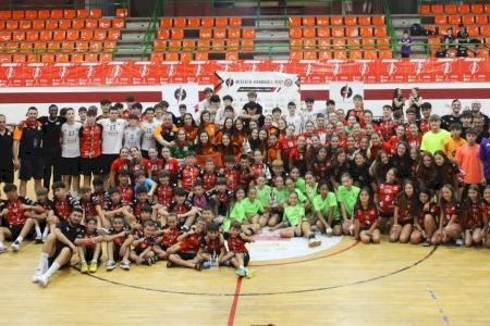 El Handball Fest convirtió a Mislata y Valencia en el epicentro del balonmano base de España El Handball Fest convirtió a Mislata y Valencia en el epicentro del balonmano base de España