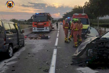 Dos personas pierden la vida en un terrible choque en Puçol