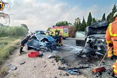 Un aparatoso accidente en la N-332 en Oliva deja a dos personas atrapadas en sus respectivos vehículos