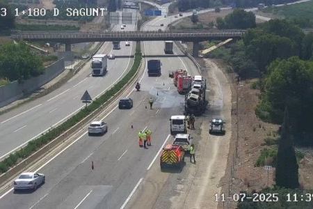 El incendio de un camión provoca retenciones en la A-23 en Sagunto