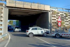 Una conductora se empotra contra el muro del puente de la A-31 en Petrer tras quedarse dormida