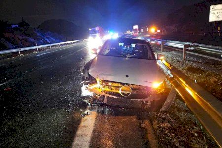 Un coche pierde el control y se empotra contra el quitamiedos en la autovía A-31