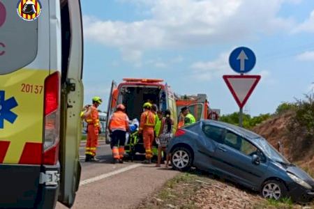 Un conductor herido tras sufrir una salida de carretera y acabar atrapado en Chiva