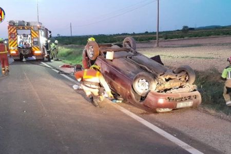 Un impactante vuelco en Ayora deja a un conductor atrapado