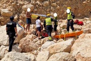 Un hombre se precipita al mar tras caer 5 metros desde el Penyal d'Ifach - (foto 5) Un hombre se precipita al mar tras caer 5 metros desde el Penyal d'Ifach - (foto 5)