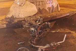 El incendio de un ciclomotor causa daños en la Plaza de la Constitución El incendio de un ciclomotor causa daños en la Plaza de la Constitución