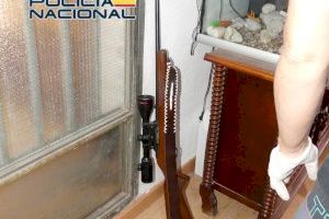 Detenido en Petrer con una plantación de marihuana, un arsenal de armas y un enganche ilegal a la luz - (foto 2)