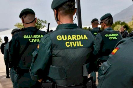 Un jove de 25 anys s'atrinxera i amenaça amb disparar a qui entre en el seu habitatge a Agost (Alacant)