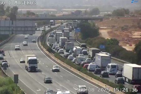 Accidente grave en la A-7 colapsa el bypass de Valencia con casi 7 km de retenciones