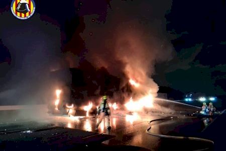 Caos en la A-7 en Puçol: un camión embiste a otro parado y provoca un espectacular incendio