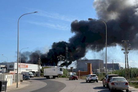 Controlado el incendio industrial en Albuixech tras arrasar una nave
