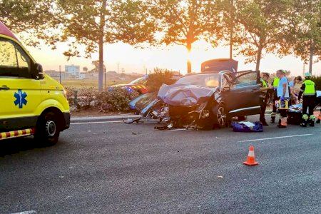 Herido grave en Valencia tras chocar contra una farola y un árbol: piezas del motor salen despedidas y golpean a otro vehículo