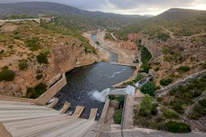 La presa de Forata abre compuertas y mantiene un vertido constante en plena cuenta atrás para octubre