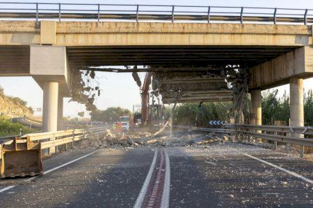 Así ha quedado el puente de Gandia tras destruirlo el choque de un camión