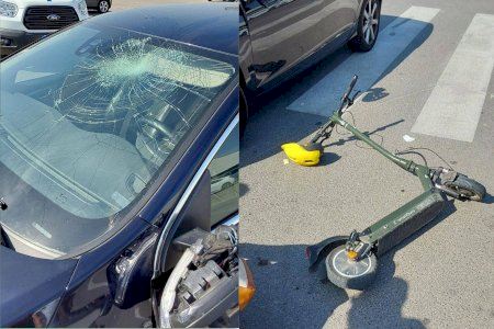 Choca contra un coche y sale volando con su patinete en Port Saplaya
