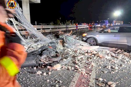 El choque de un camión contra el puente del ‘escalextric’ de Gandia deja un coche y una moto afectados y mantiene cortada la N-332