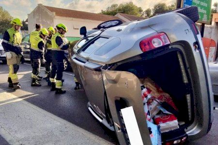 VÍDEO | Espectacular rescate en El Saler: un coche vuelca y obliga a una compleja intervención de bomberos