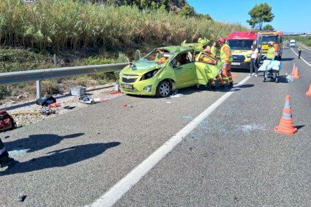 La N-332 a su paso por Xeraco, escenario de un grave choque que deja una mujer herida y atrapada