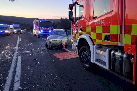 Grave accidente en la N-330: tres vehículos implicados y dos conductores atrapados en Jarafuel (Valencia)