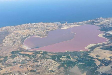 La laguna rosa de Torrevieja deslumbra: el espectacular color que sorprende a los pasajeros de los aviones