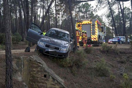 Hallan a un conductor fallecido tras precipitarse en una pista forestal de un bosque entre Cuenca y Valencia