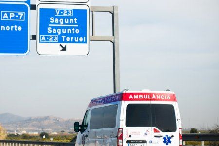 Grave accidente de tráfico entre un camión y dos coches en la A7 en Sagunto
