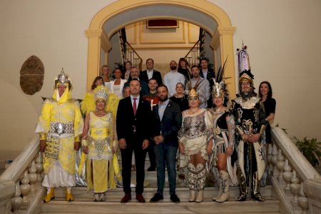 Los Moros y Cristianos de Sagunto comienzan con el pregón desde el balcón del Ayuntamiento