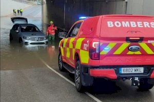 El temporal en Castellón: coches atrapados, un rayo fulmina una palmera y semáforos apagados