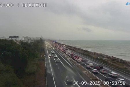 La pluja i un accident compliquen el trànsit en la V-21 a l'altura de Massalfassar La pluja i un accident compliquen el trànsit en la V-21 a l'altura de Massalfassar