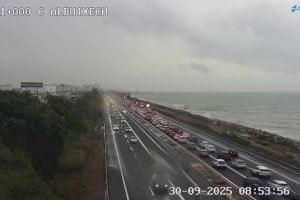 La pluja i un accident compliquen el trànsit en la V-21 a l'altura de Massalfassar La pluja i un accident compliquen el trànsit en la V-21 a l'altura de Massalfassar