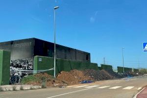 Desaparecen las ruinas del pavoroso incendio de Almassora con la vista puesta en otra nave repleta de textil abandonado - (foto 3)