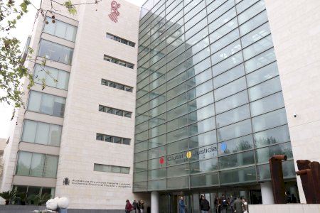 La Audiencia de Valencia absuelve al inspector jefe acusado de delito de odio por vincular inmigración y delincuencia
