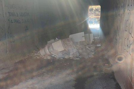 Una muntanya d'escombraries i estris tapa un túnel i tala al trànsit un camí d'un poble de Castelló