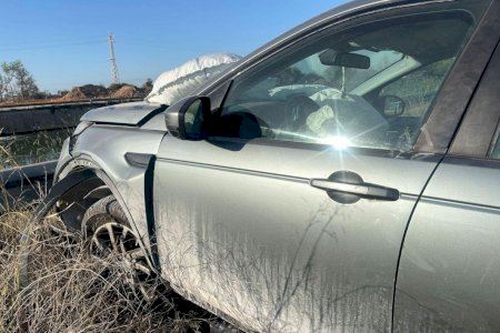 Un conductor borracho se estampa contra un muro y casi termina dentro del Barranco del Carraixet