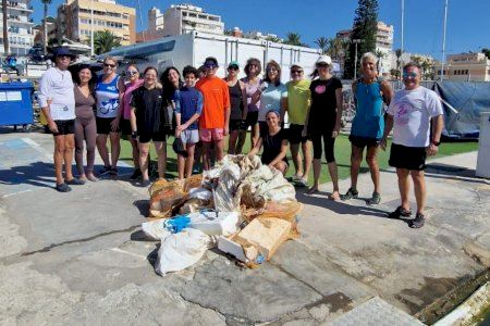 El Real Club Náutico de Torrevieja celebra una jornada de limpieza marina en kayak