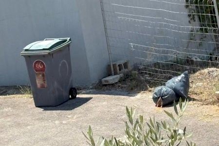 Vecinos de un pueblo de Castellón denuncian que tienen que hacer 32 kilómetros para poder tirar la basura de sus jardines