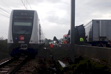 Un camión choca en la A7 y lanza fragmentos de autovía contra el metro en l'Alcúdia